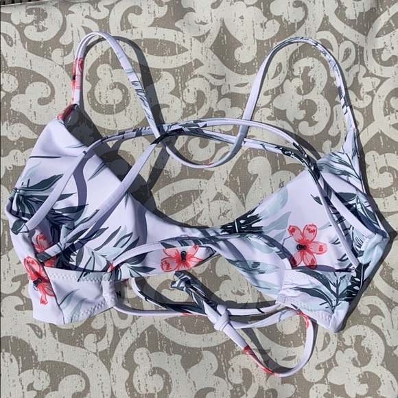 Tropical criss-cross low rise bikini swimsuit - Picture 4 of 5